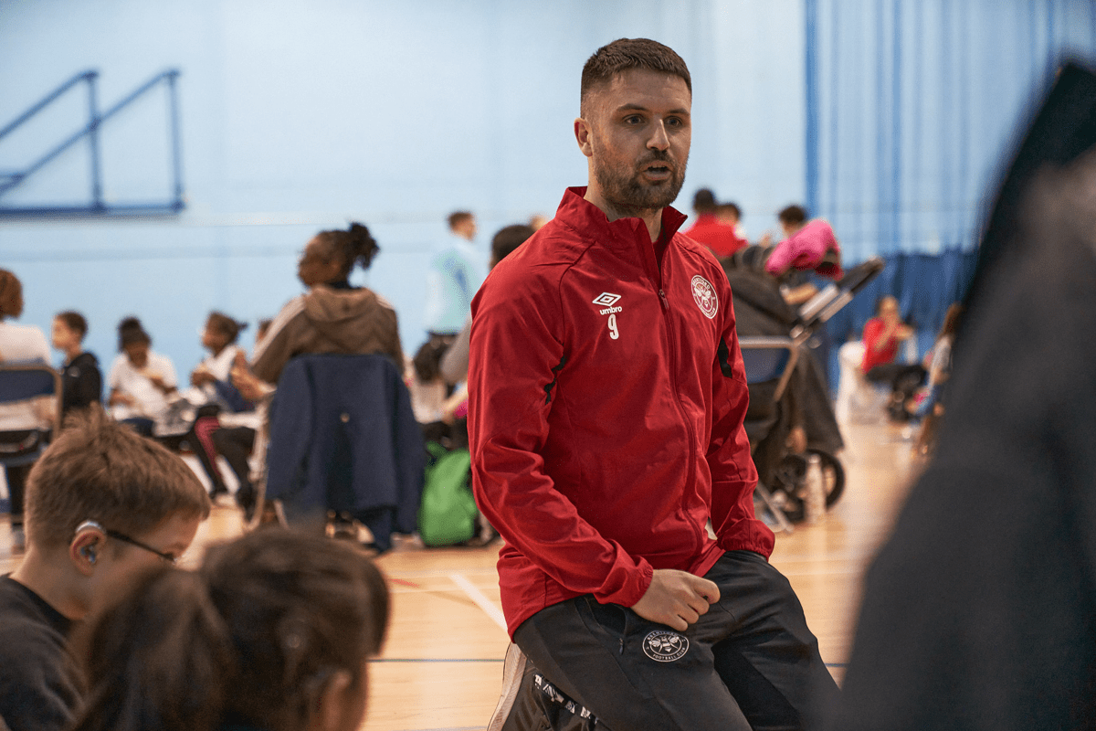 Brentford Fcs Sponsor A Warning To Parents - 3ixco58