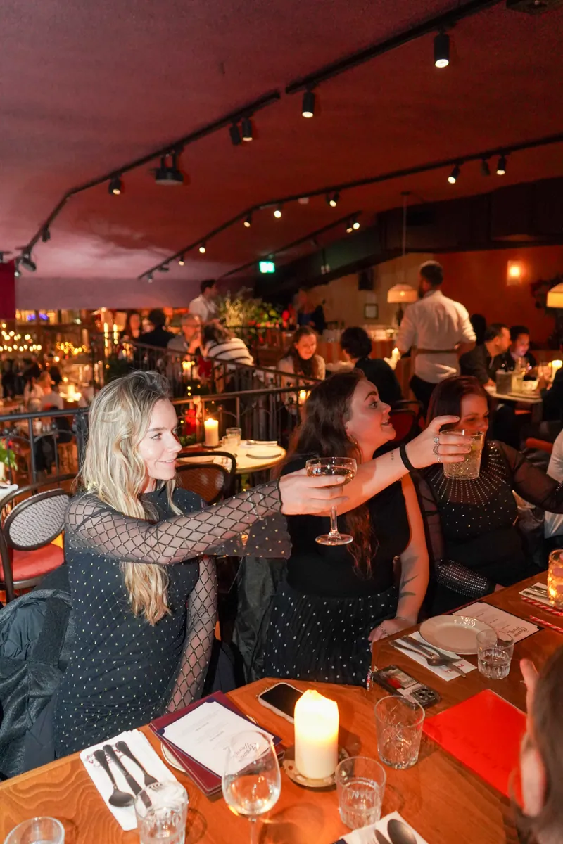 Een spontaan moment van waardering of plezier tussen collega's op de werkvloer van Morgan.