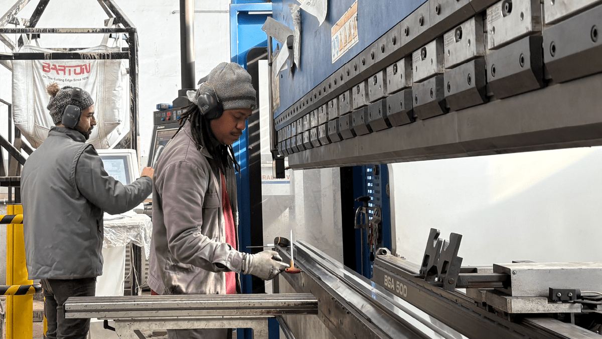 Colaboradores a trabalhar em projeto de carroçarias Jorge Pires