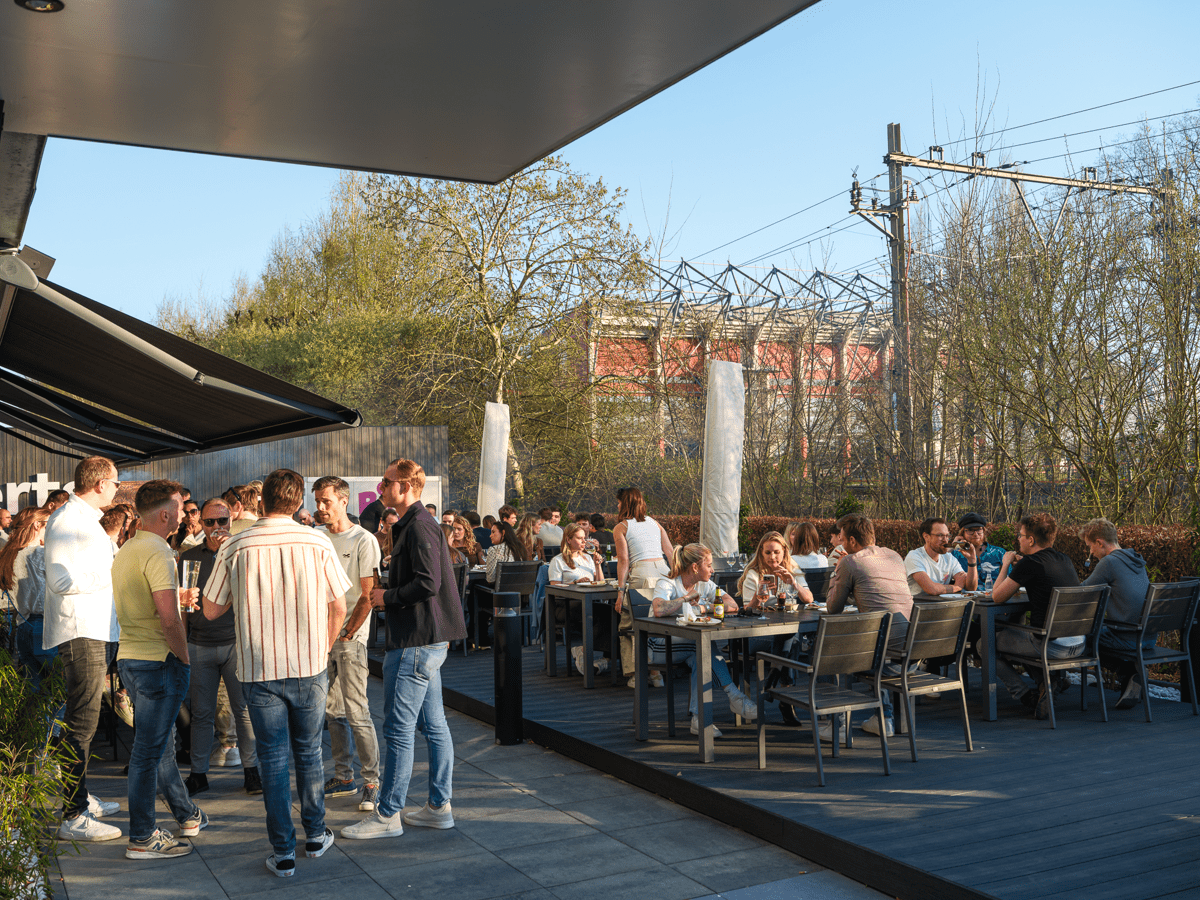 Regelmatige teamuitjes en successen vieren we met een wekelijkse vrijdagmiddagborrel.