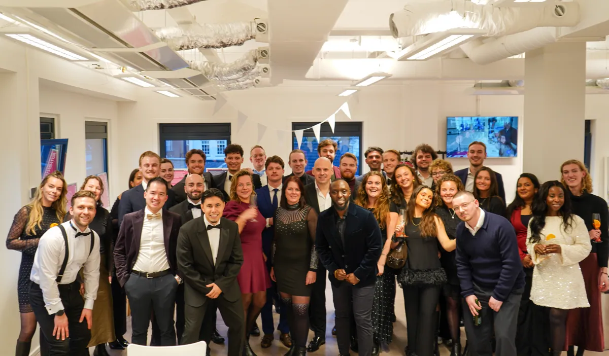 De diverse gezichten van het Morgan team die samenwerken in een informele, open sfeer.