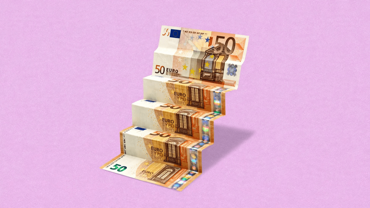 Een visuele weergave van het startsalaris hbo 2026, uitgebeeld door vier gevouwen 50-eurobiljetten die als een trap omhoog staan op een lila achtergrond.
