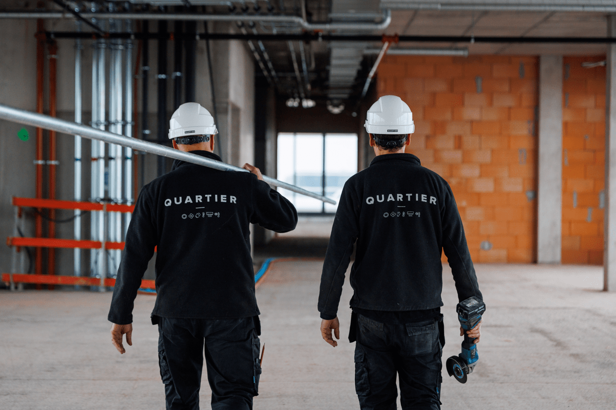 Monteurs op werf - rug