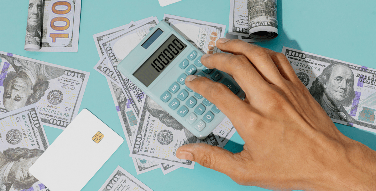 Recruiter die transparante salarisrange bespreekt met starter, voorbeeld van loontransparantie bij vacatures in Nederland.