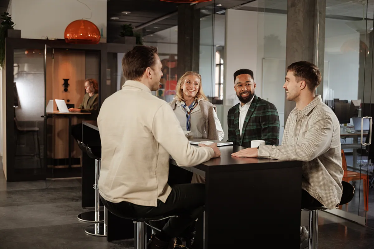 hybrid-localisation-team-coworking-office-meeting-setupwebp.webp