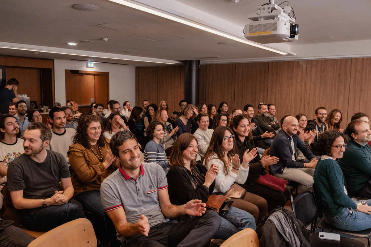 Le public de l'All-Hands de janvier 2025 sourit et applaudit