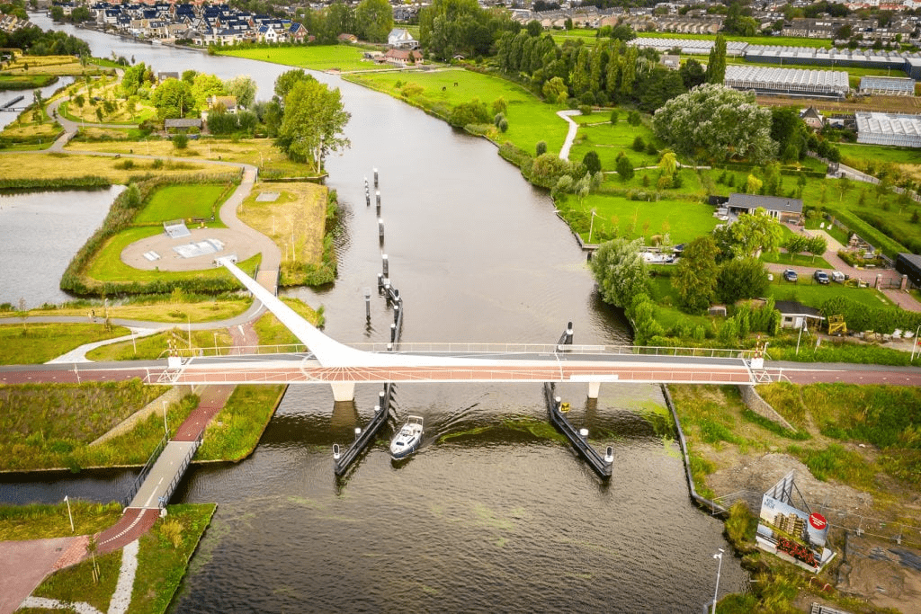 Fietsbrug over de oude rijn.jpg