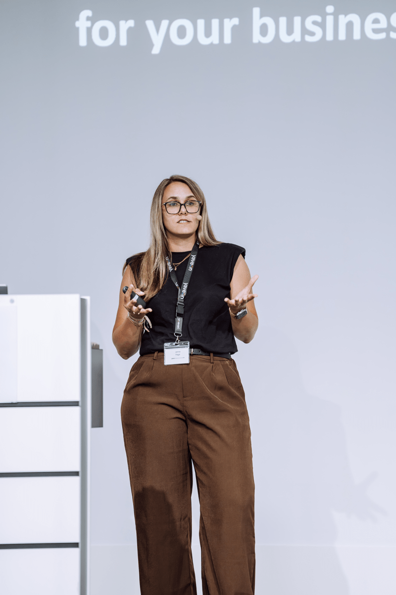 Frau hält Präsentation
