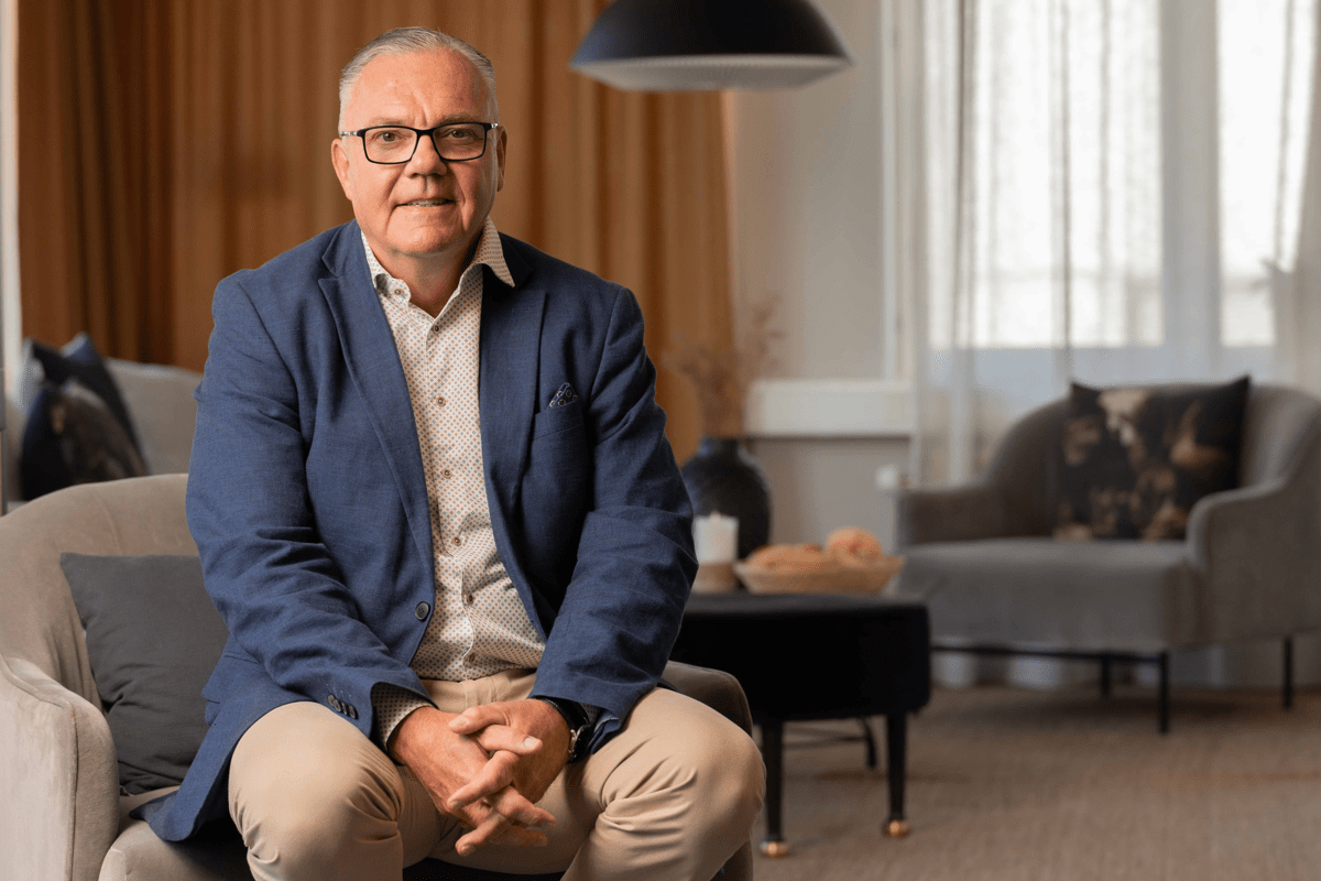 Man med glasögon sittandes på arbetsplats