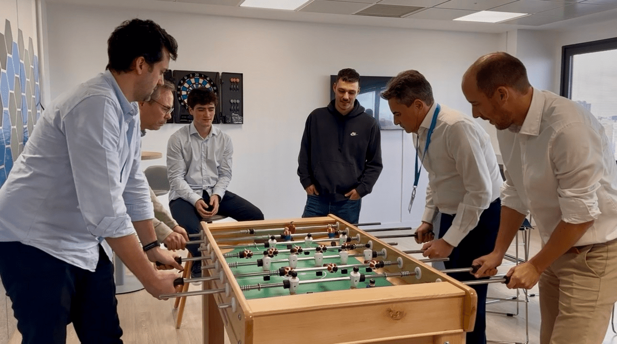 empleados jugando