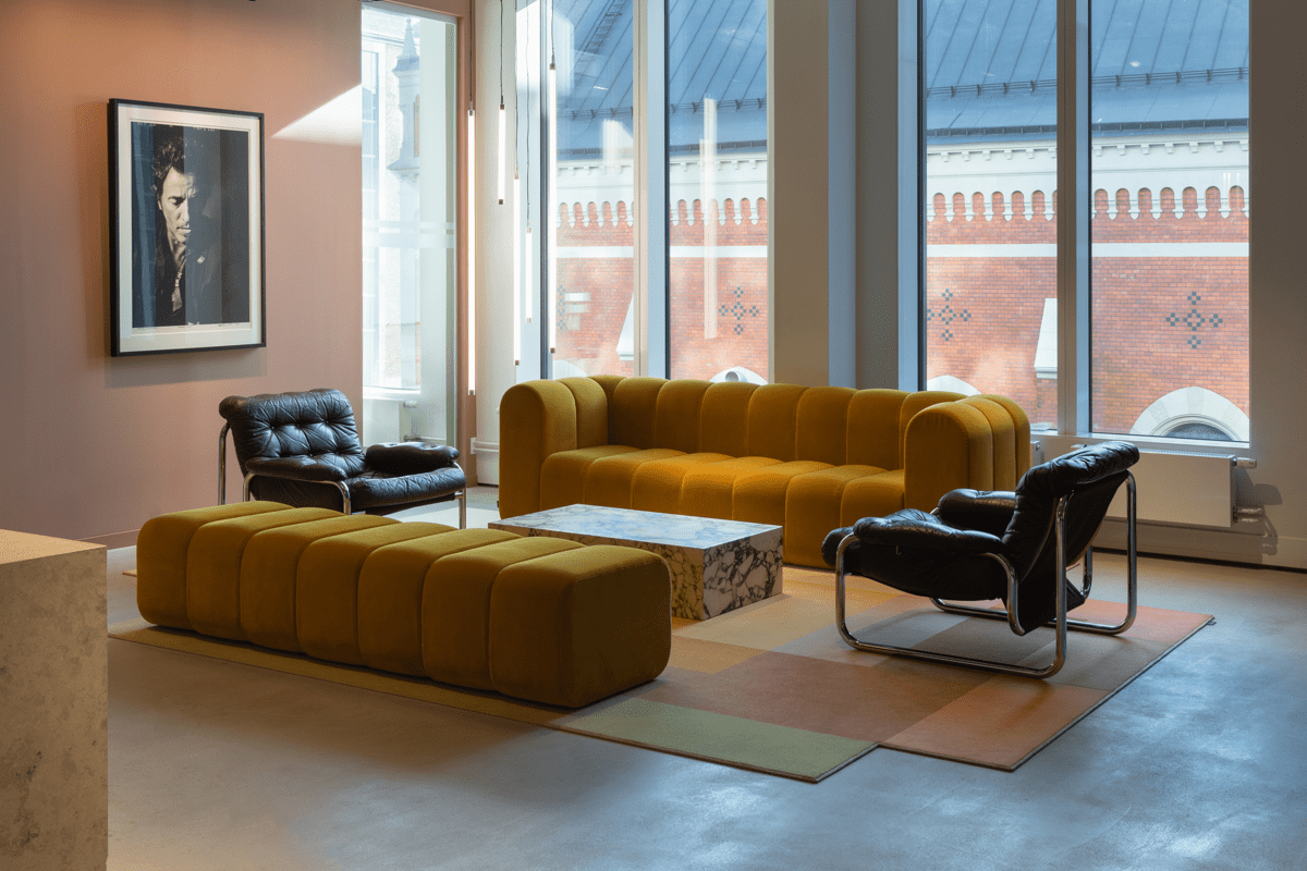Live Nation och Luger kontor gula soffor och skinnfåtöljer