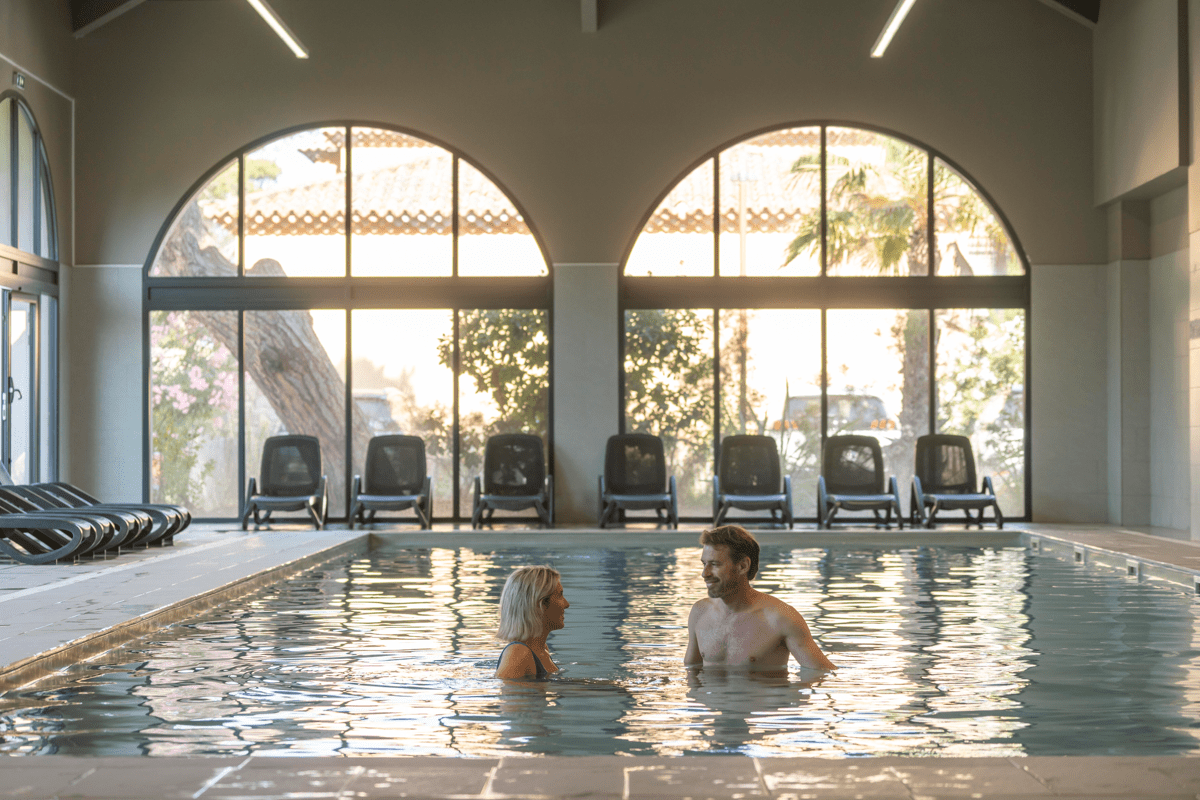 Piscine intérieur avec un moniteur et une cliente