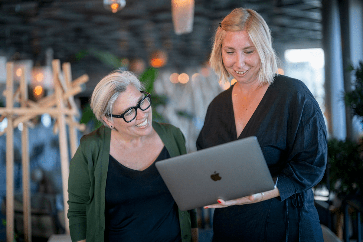 Lena och Marika tittar i datorn