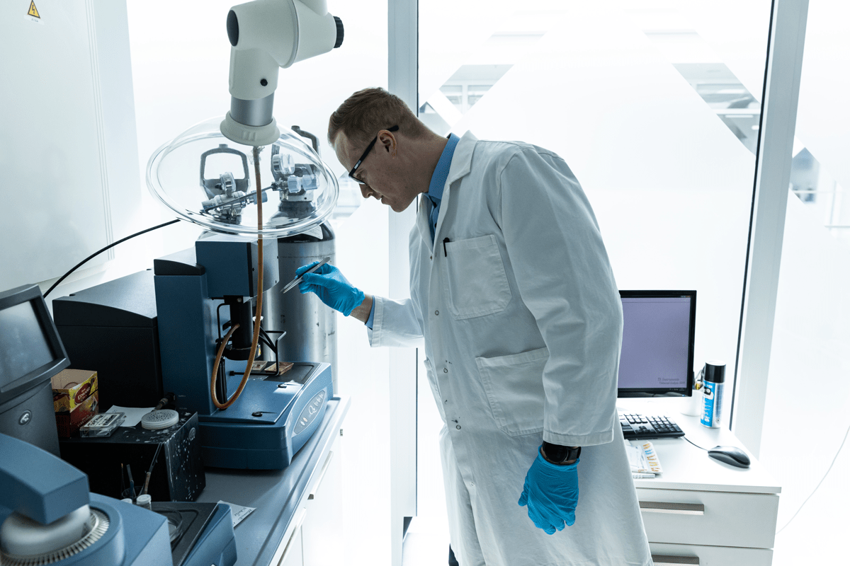 Vyras laboratorijoje atlieka bandymus