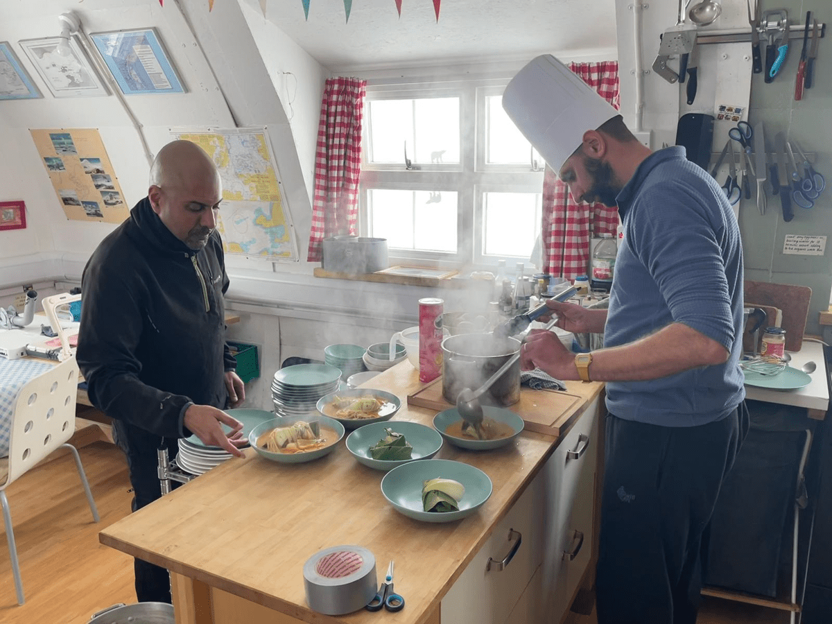 Setting up Laura Büllesbach 2023 2.jpeg