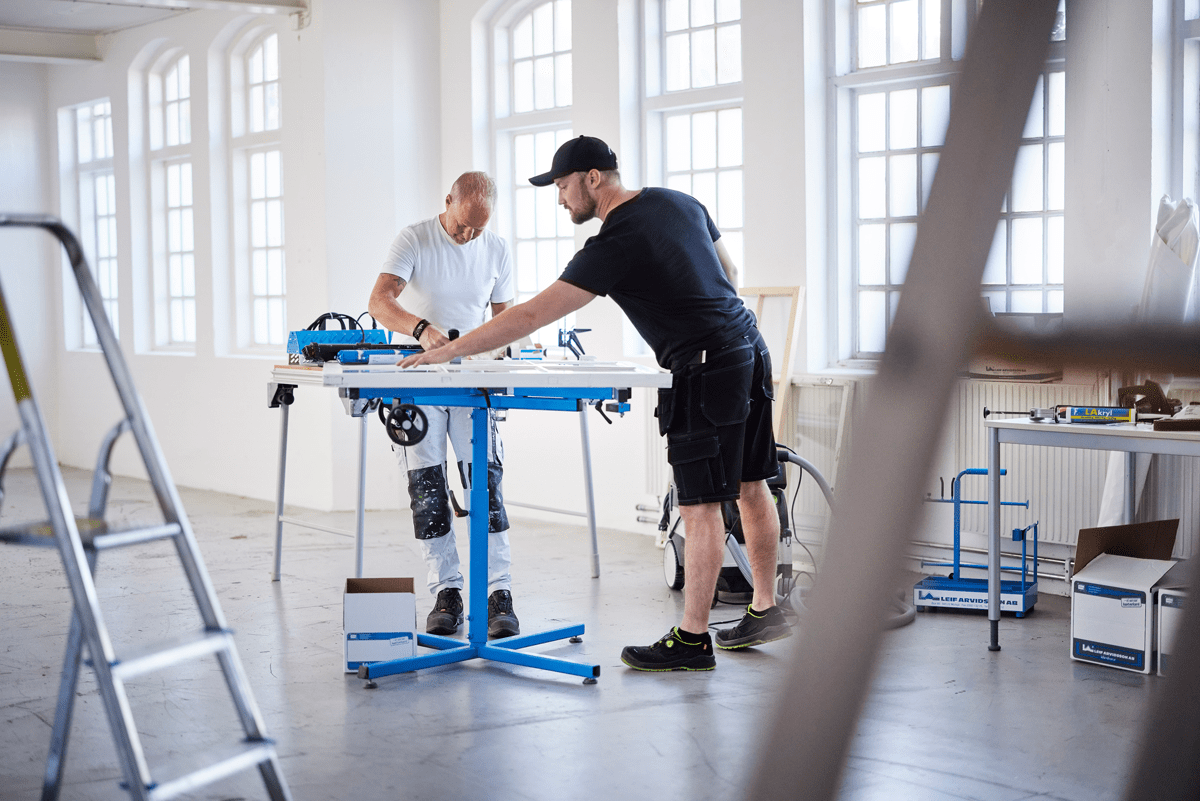 2 hantverkare som renoverar fönster