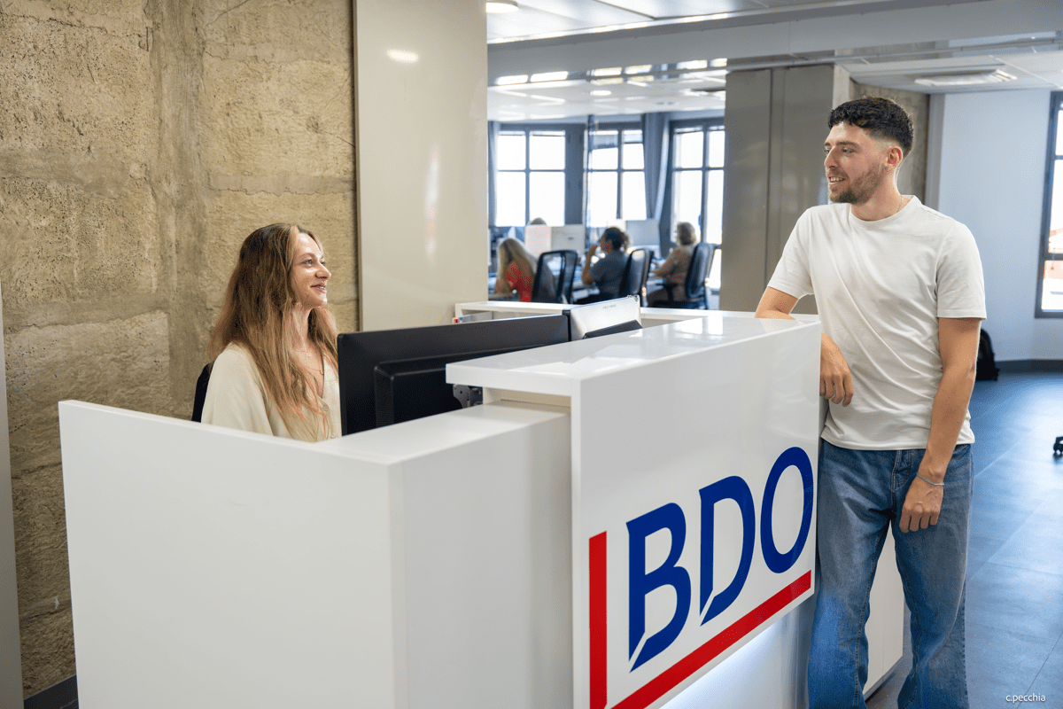 collaborateurs qui échangent