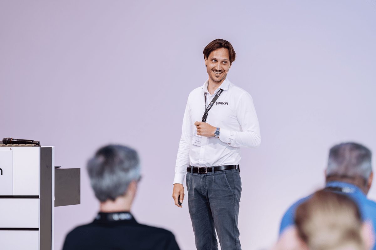 Mann hält Präsentation