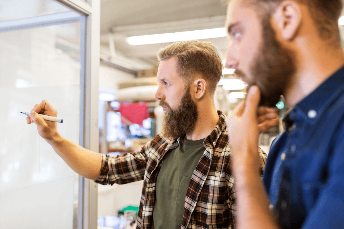 01_evaluation_decision_support_men-at-whiteboard.jpg