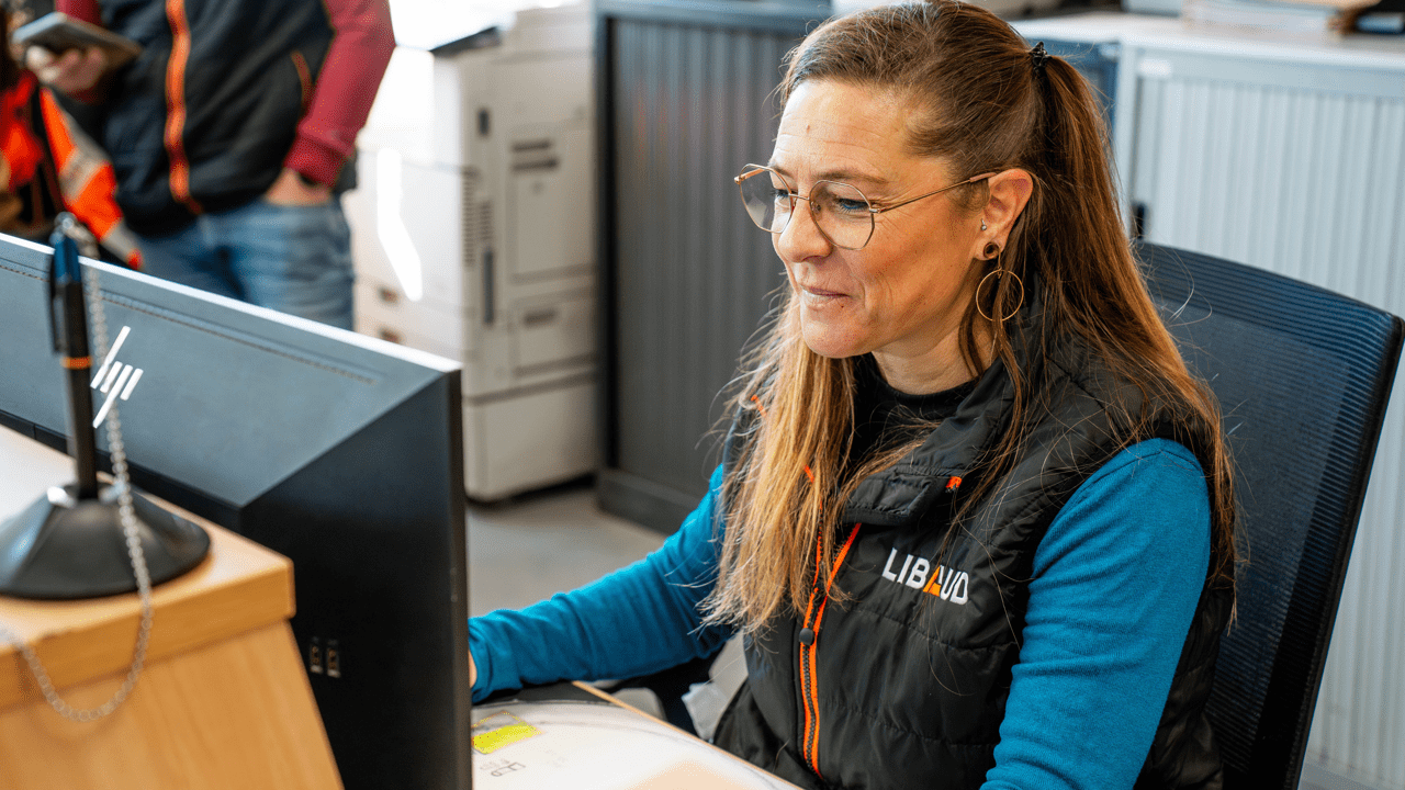 Collaboratice assistante administrative à son bureau| Libaud