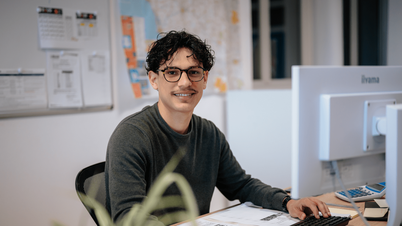 Collaboratice assistante administrative à son bureau| Libaud