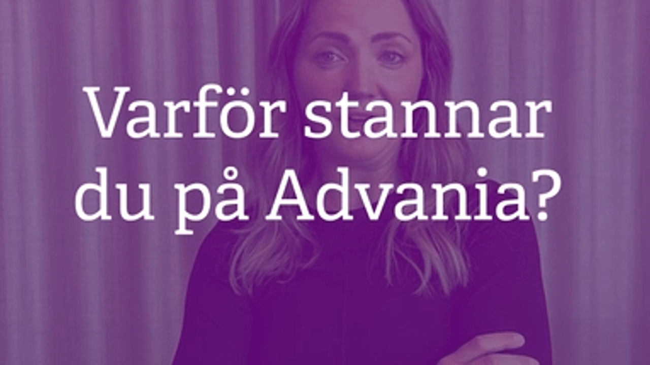 Person sitter i en stol framför ett enfärgat draperi. Ovanpå bilden finns en text med en reflekterande fråga om arbetet.