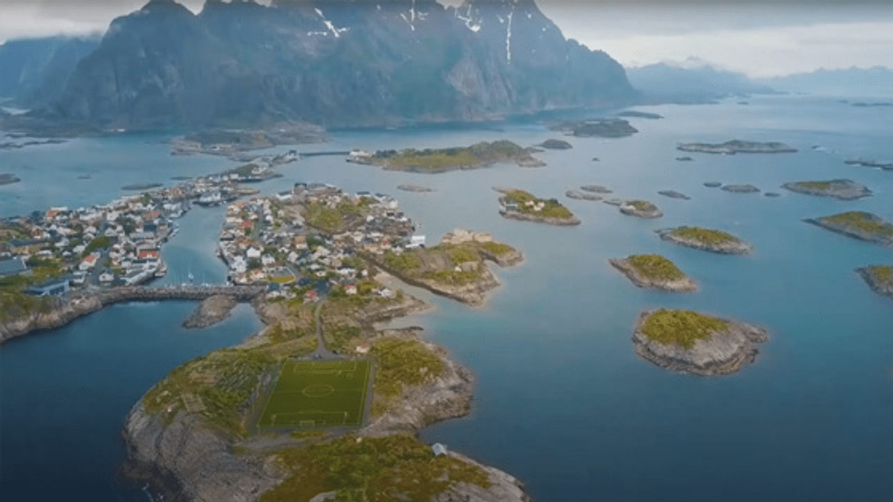 Säsongskollage av Kiruna som visar stadens skiftande natur under årets lopp
