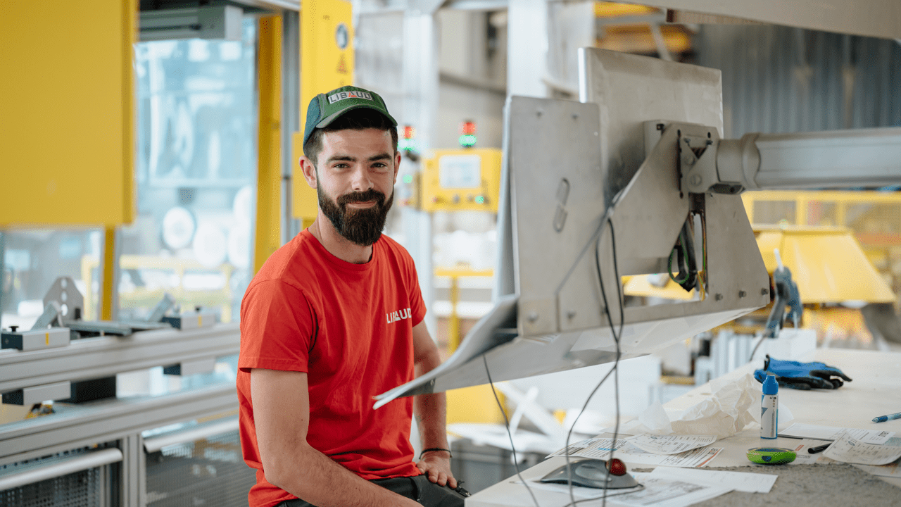 Collaboratice assistante administrative à son bureau| Libaud