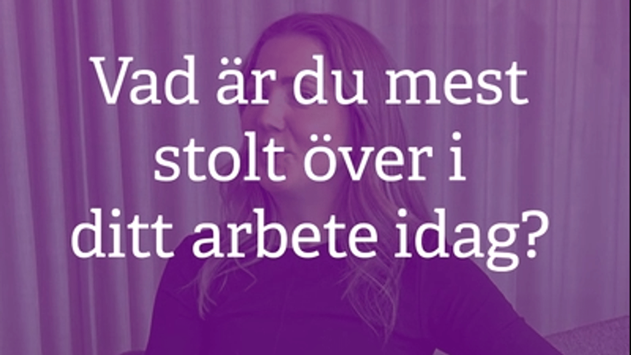 Person sitter i en stol framför ett enfärgat draperi. Ovanpå bilden finns en text med en reflekterande fråga om arbetet.