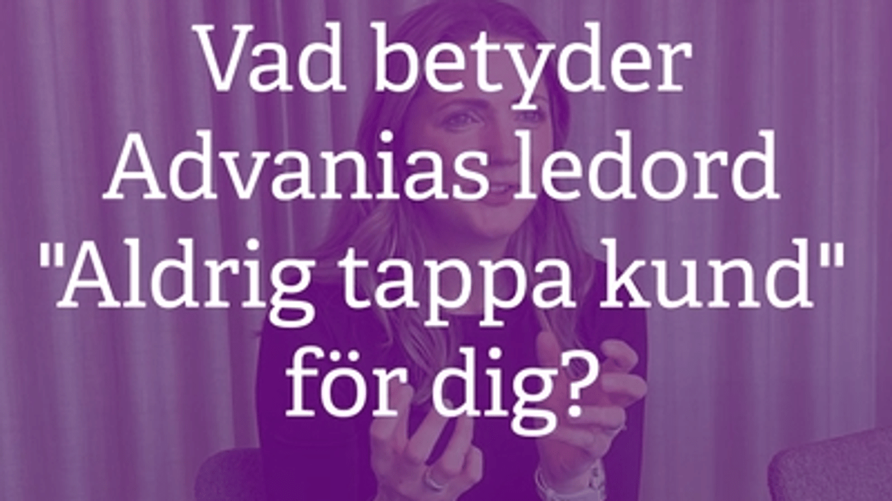 Person sitter i en stol framför ett enfärgat draperi. Ovanpå bilden finns en text med en reflekterande fråga om arbetet.