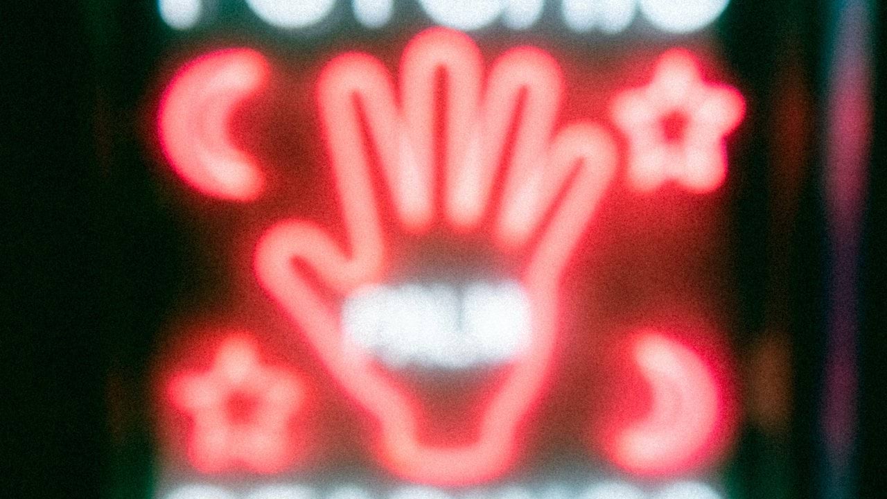 a neon sign that reads psychic reading