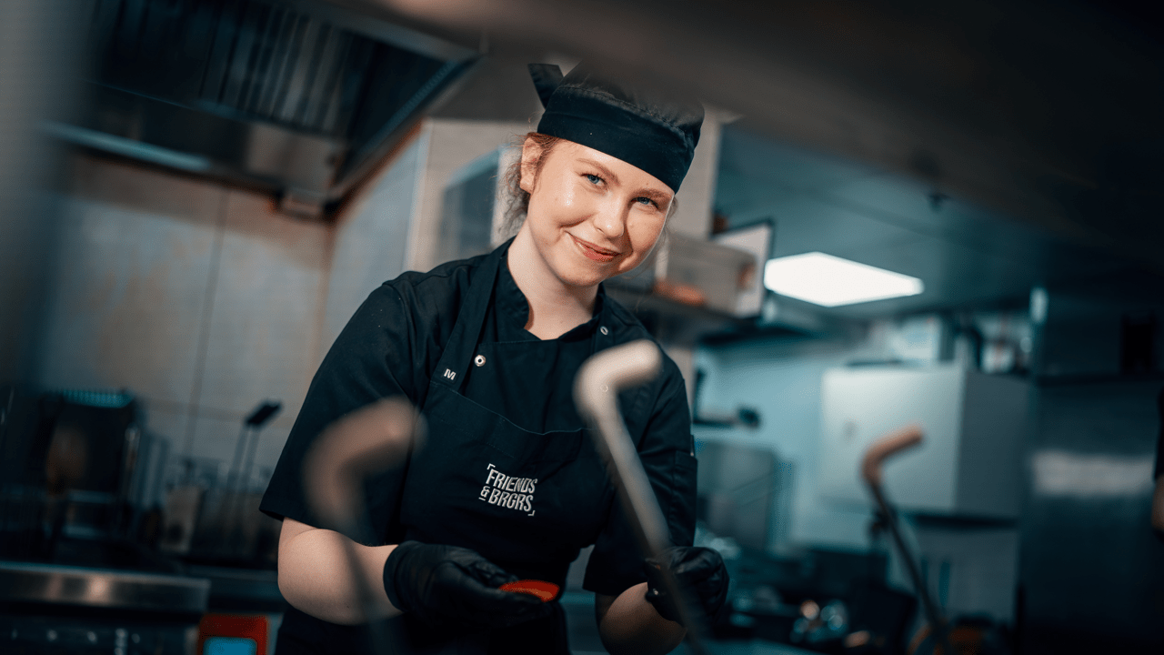 Työntekijä leipoo sämpylätaikinaa