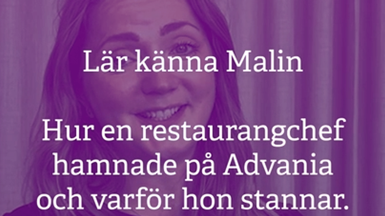 Person sitter i en stol framför ett enfärgat draperi. Ovanpå bilden finns en text med en reflekterande fråga om arbetet.