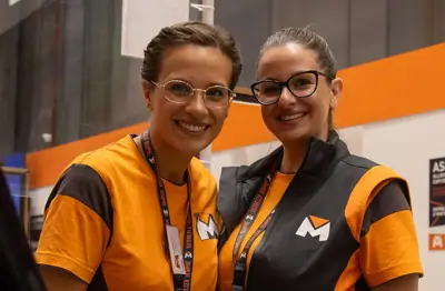 Due colleghe Tecnomat sorridono insieme