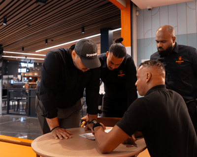 Une équipe Popeyes en restaurant