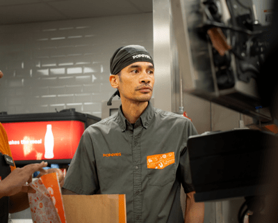 Énergie et service en restaurant Popeyes