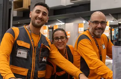 Colleghi Tecnomat sorridono insieme in negozio