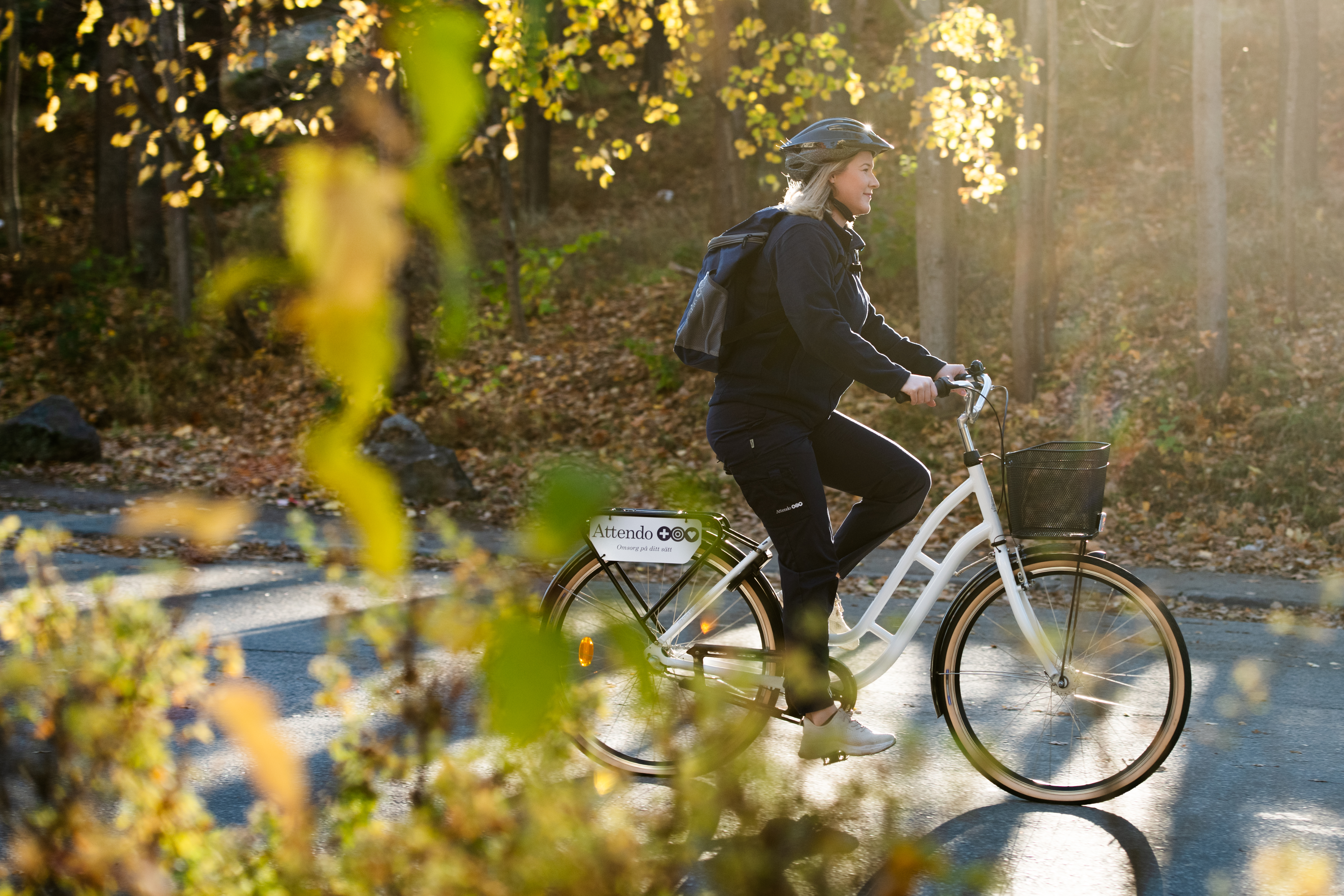 En medarbetare på cykeltur till kund på hemtjänsten