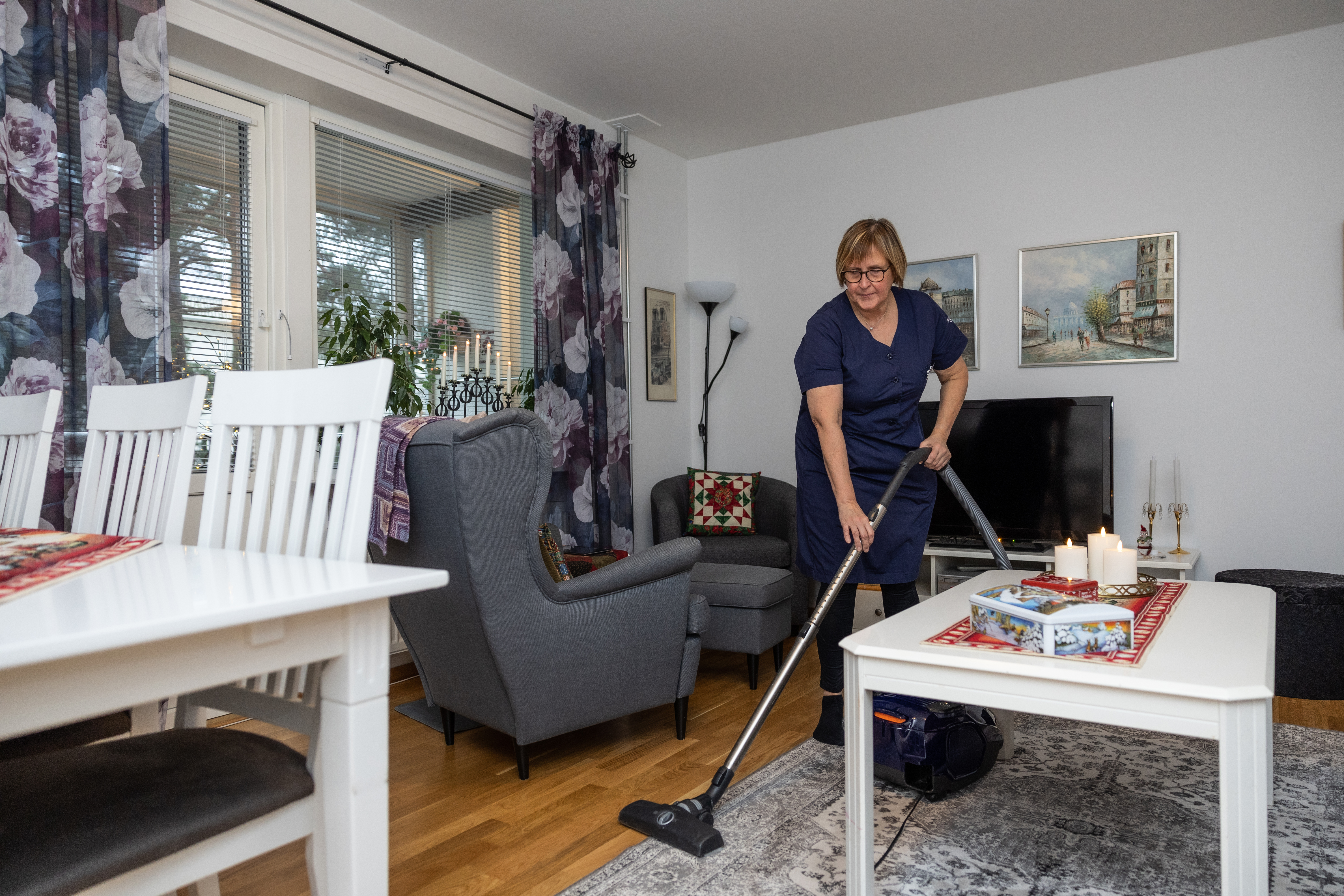 En medarbetare dammsuger på ett boende
