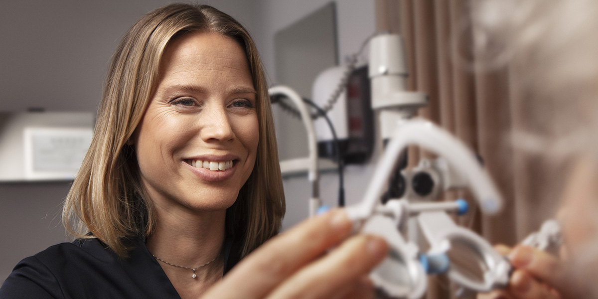 Optiker hjälper kund att prova ut glas