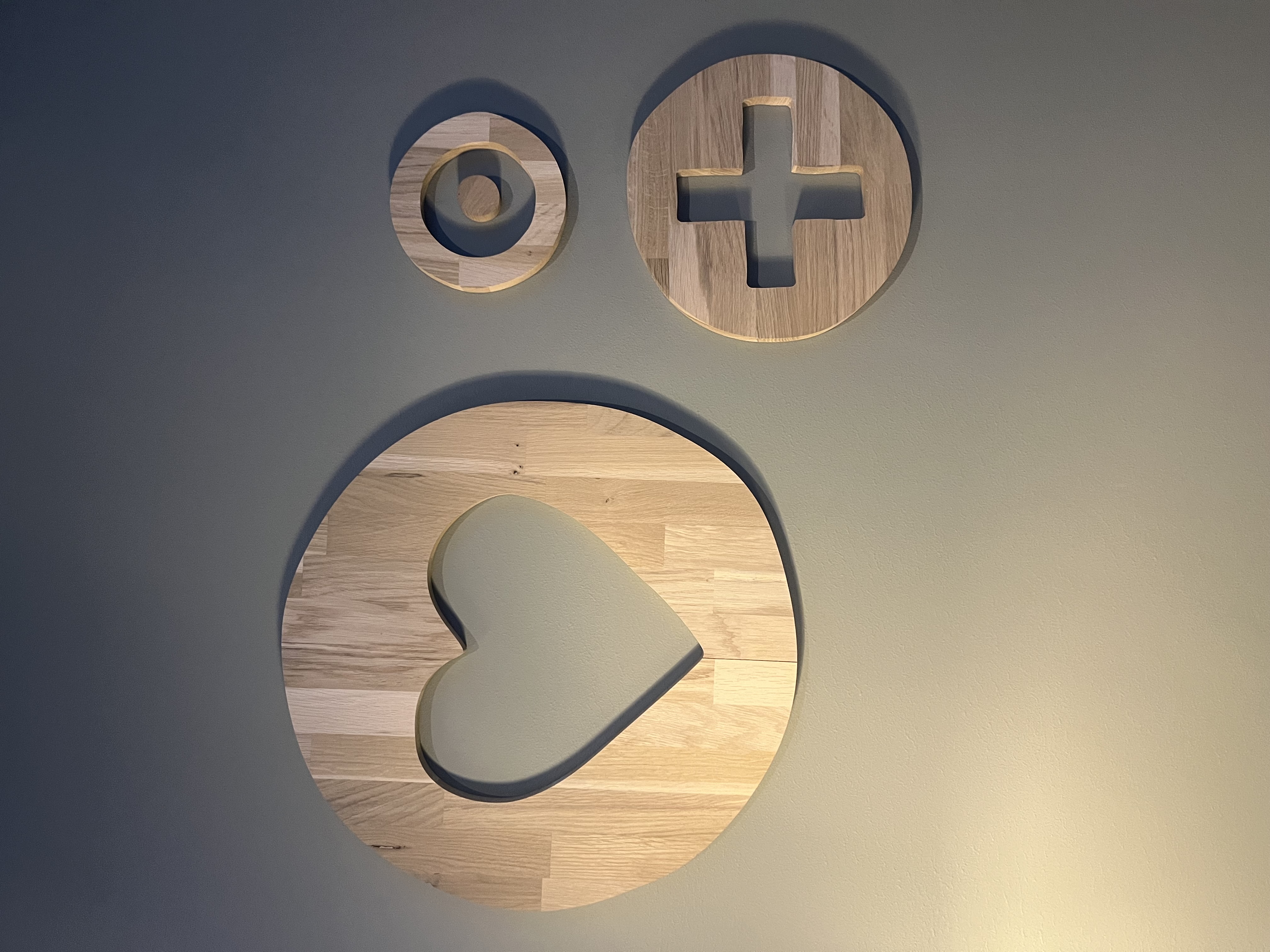 Attendos symboler - ett hjärta, en ring och ett kors