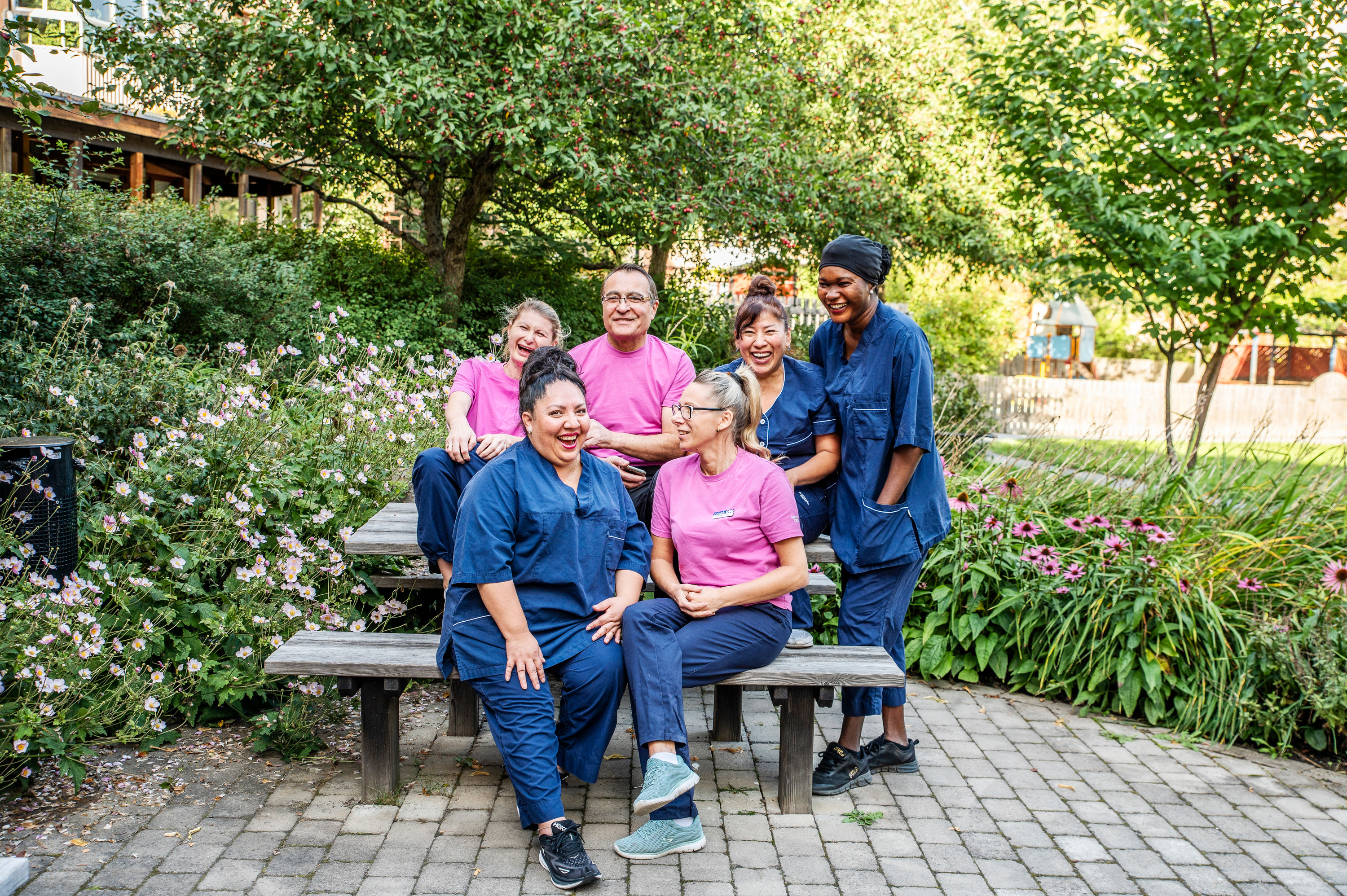 Glada medarbetare i Attendos arbetskläder