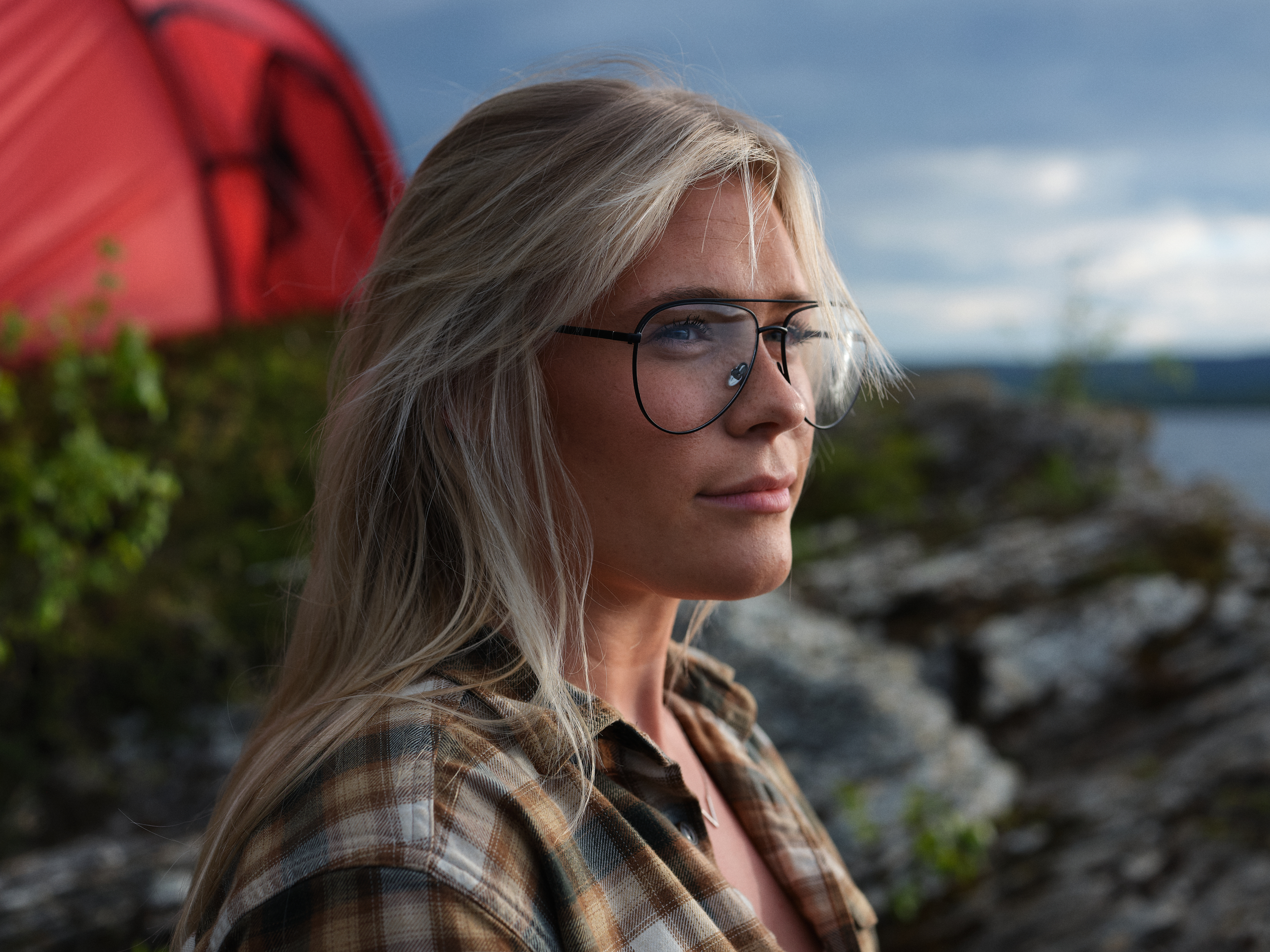Kvinna i glasögon blickar ut över vatten