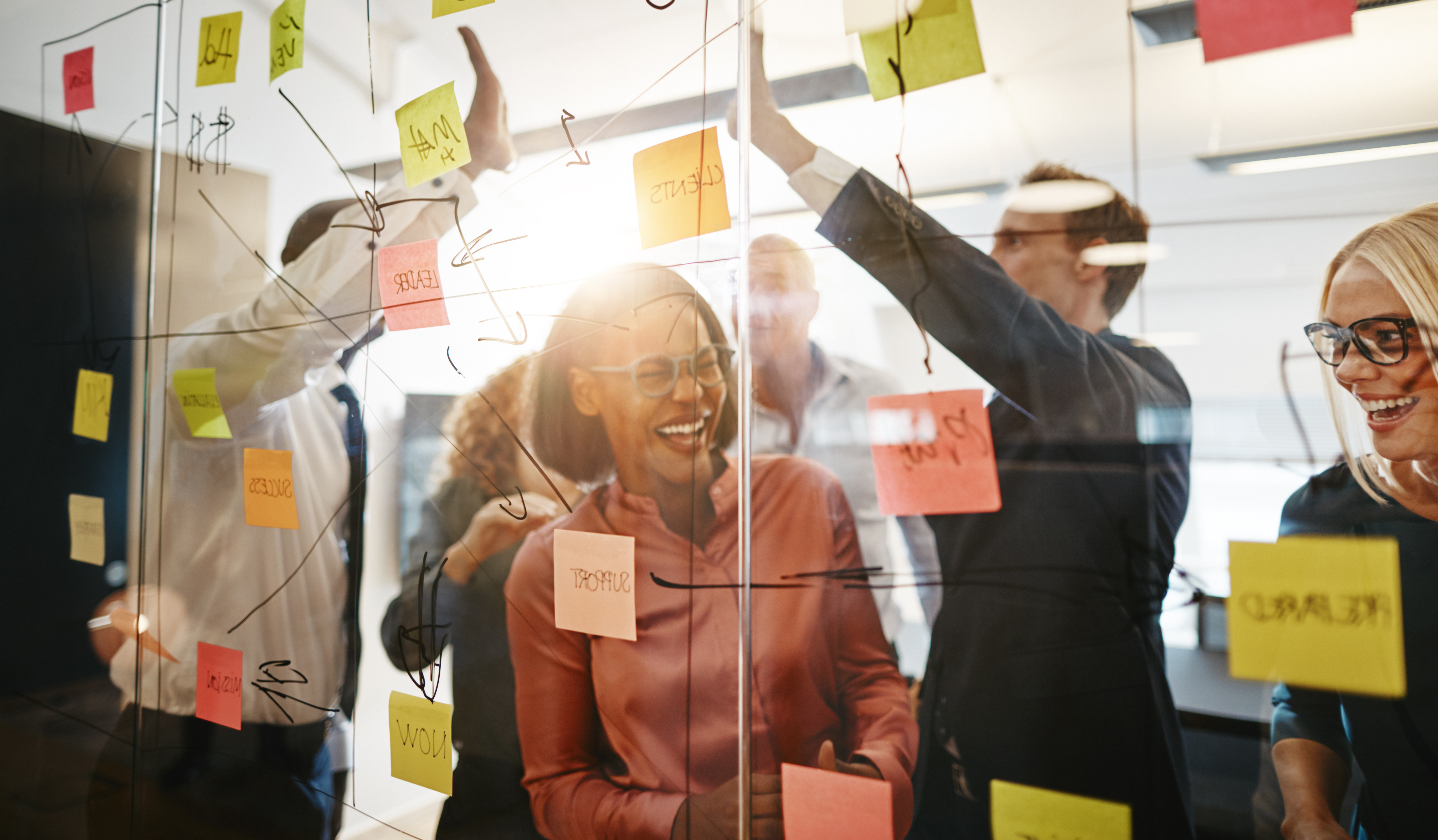 post it lappar, kontor, grupp av människor