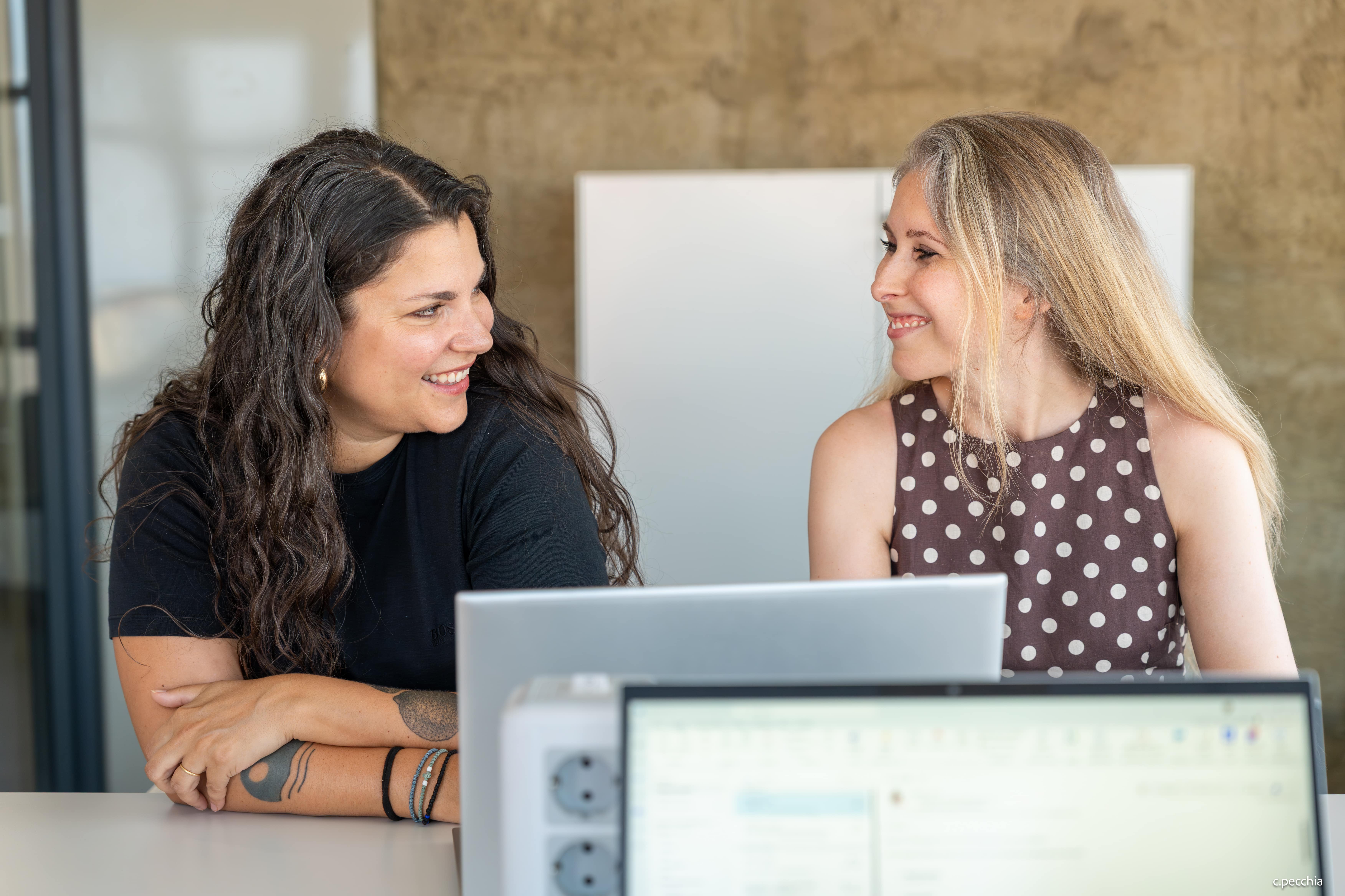 Deux collaboratrices en réunion