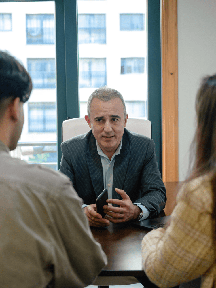 Equipo de ventas de servitalent en una reunión interna de trabajo