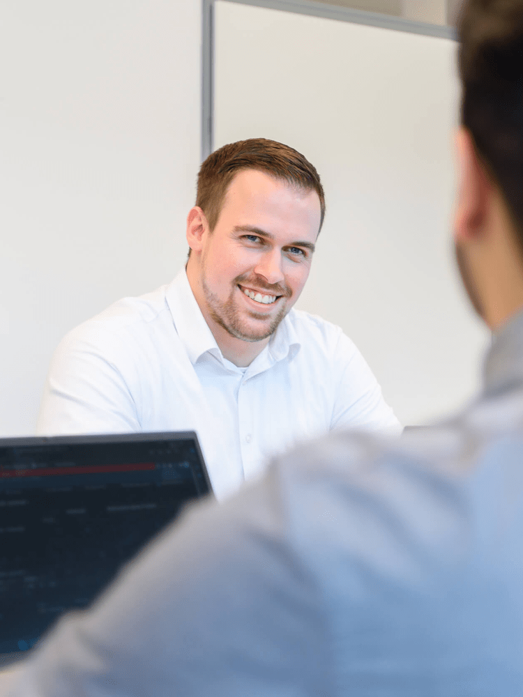 Zwei SAP-TM-Experten von prismat unterhalten sich am Konferenztisch