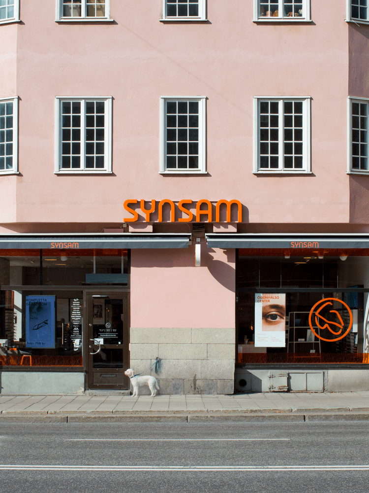 Synsam kivijalkamyymälän julkisivu vaaleanpunaisessa rakennuksessa