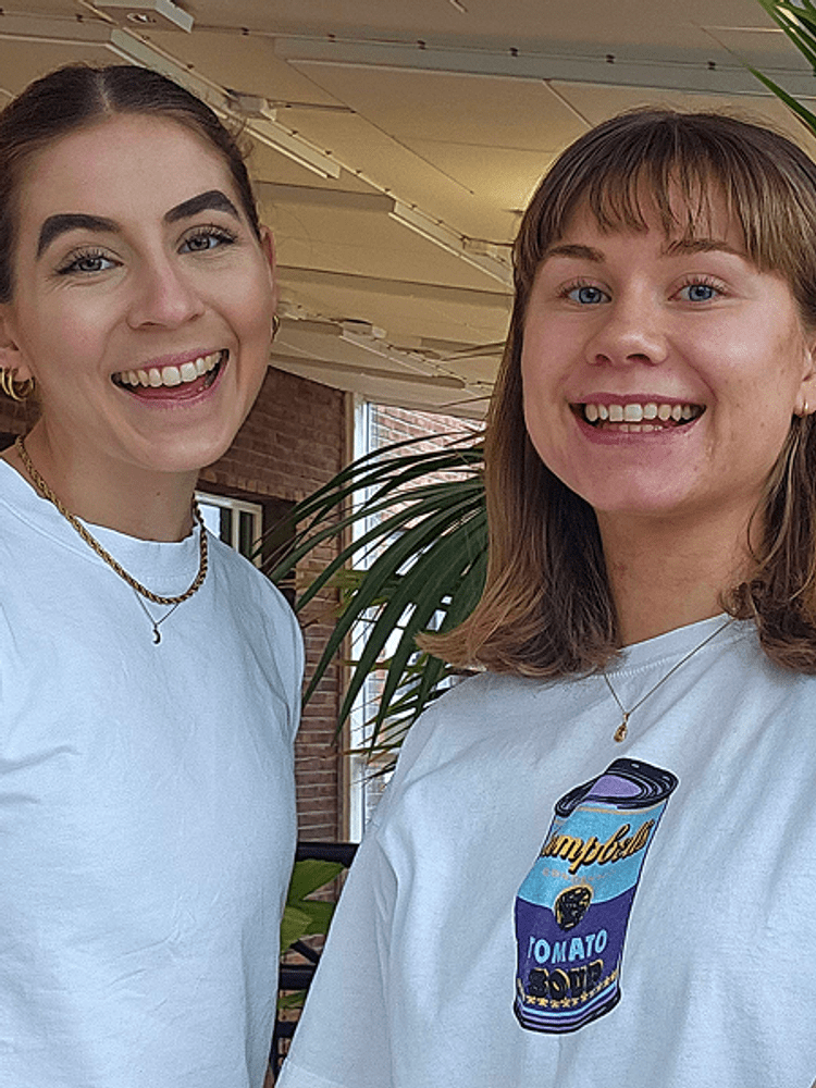 Klara och Ellinor ler mot kameran