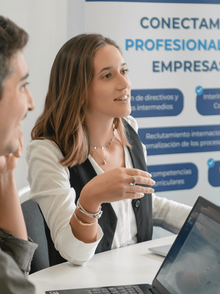 Consultores de talento de Servitalent en una reunión con cliente